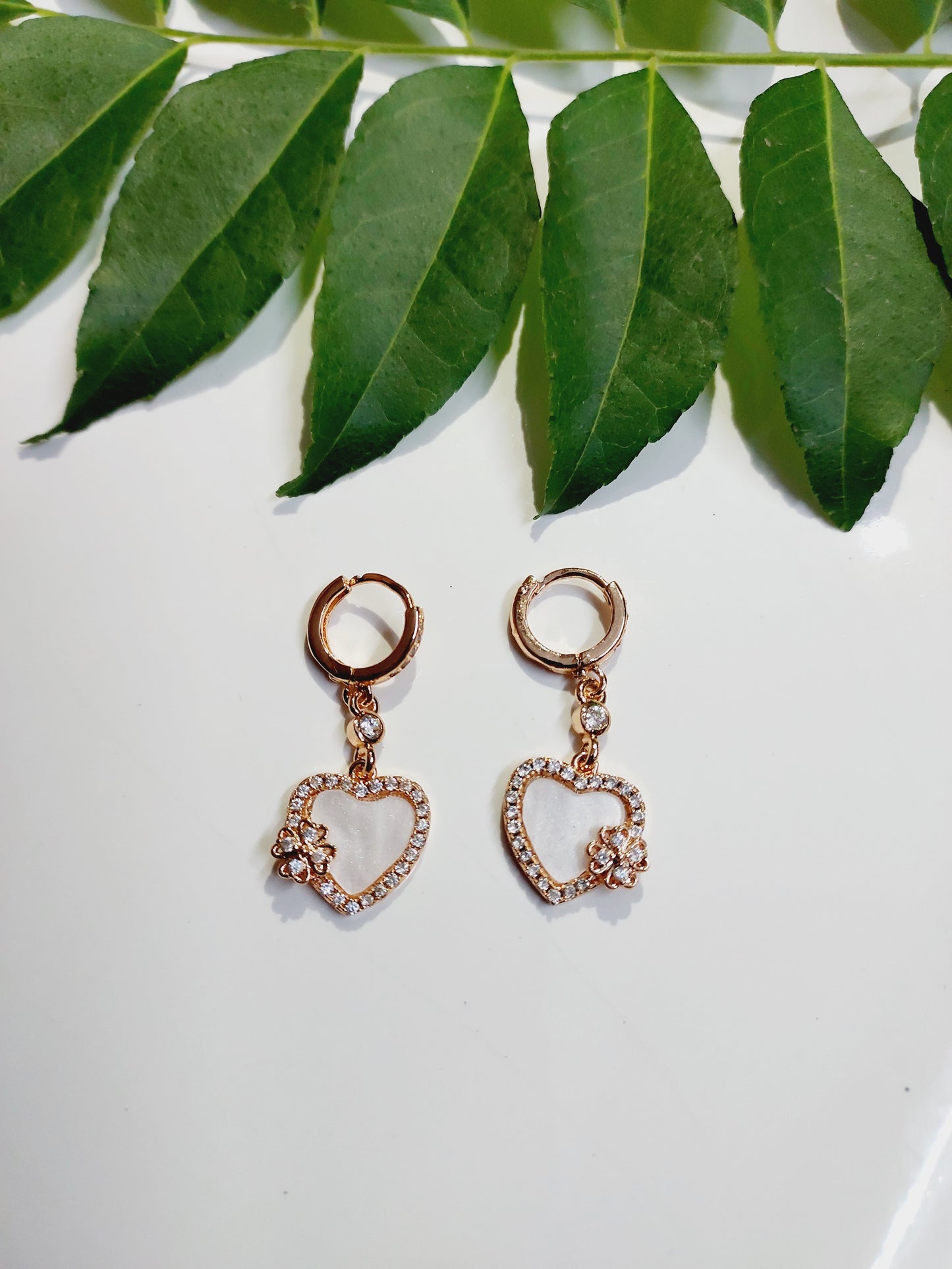 Ornafy Chic Romance: Heart Earrings Featuring Stunning Pearl Accents