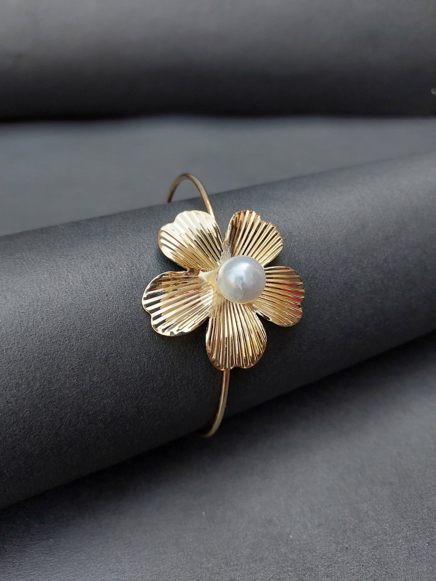 Ornafy Floral Bracelet - A Stunning Pearl Accent at Its Heart