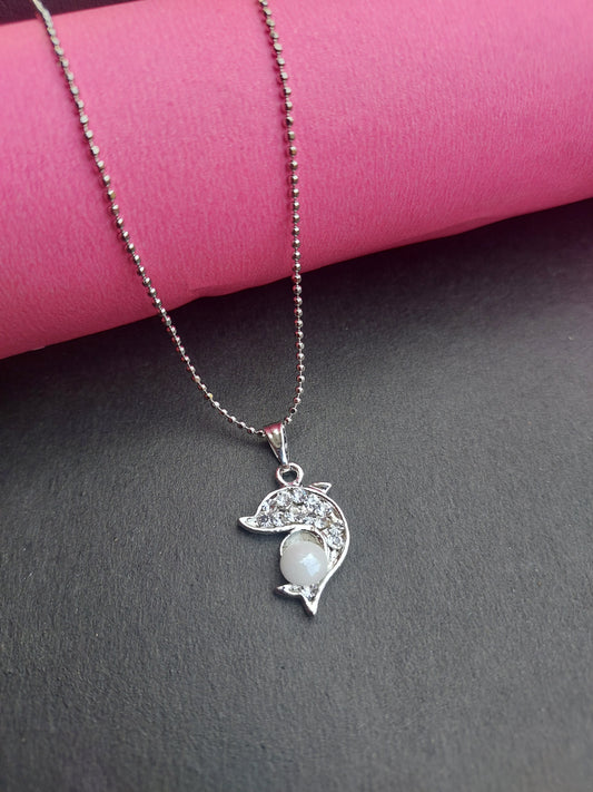 Ornafy Aquatic Beauty: Fish Pendant with Stunning Pearl