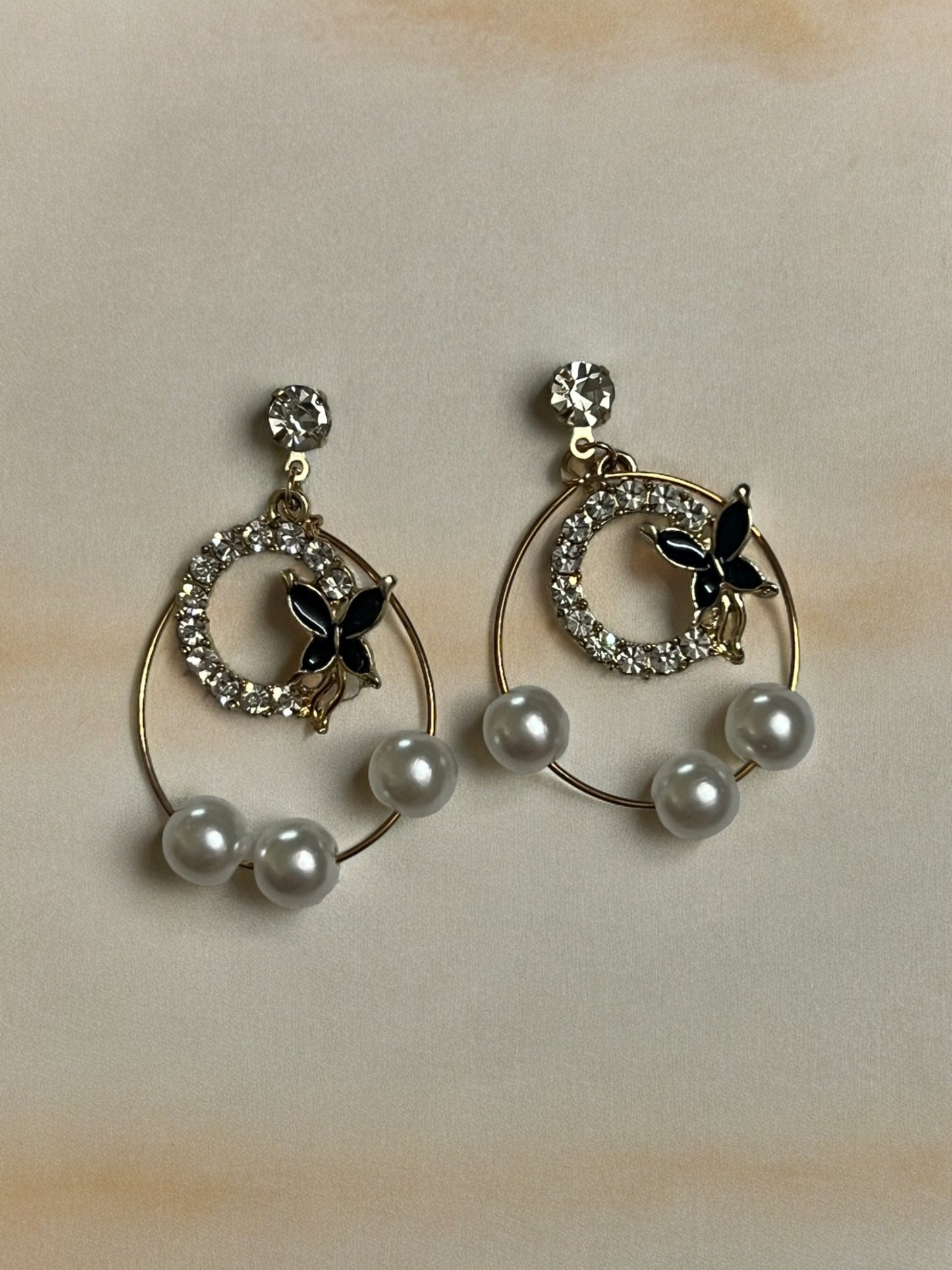 Ornafy Hanging with Diamonds Butterfly in Black and Pearl Earrings