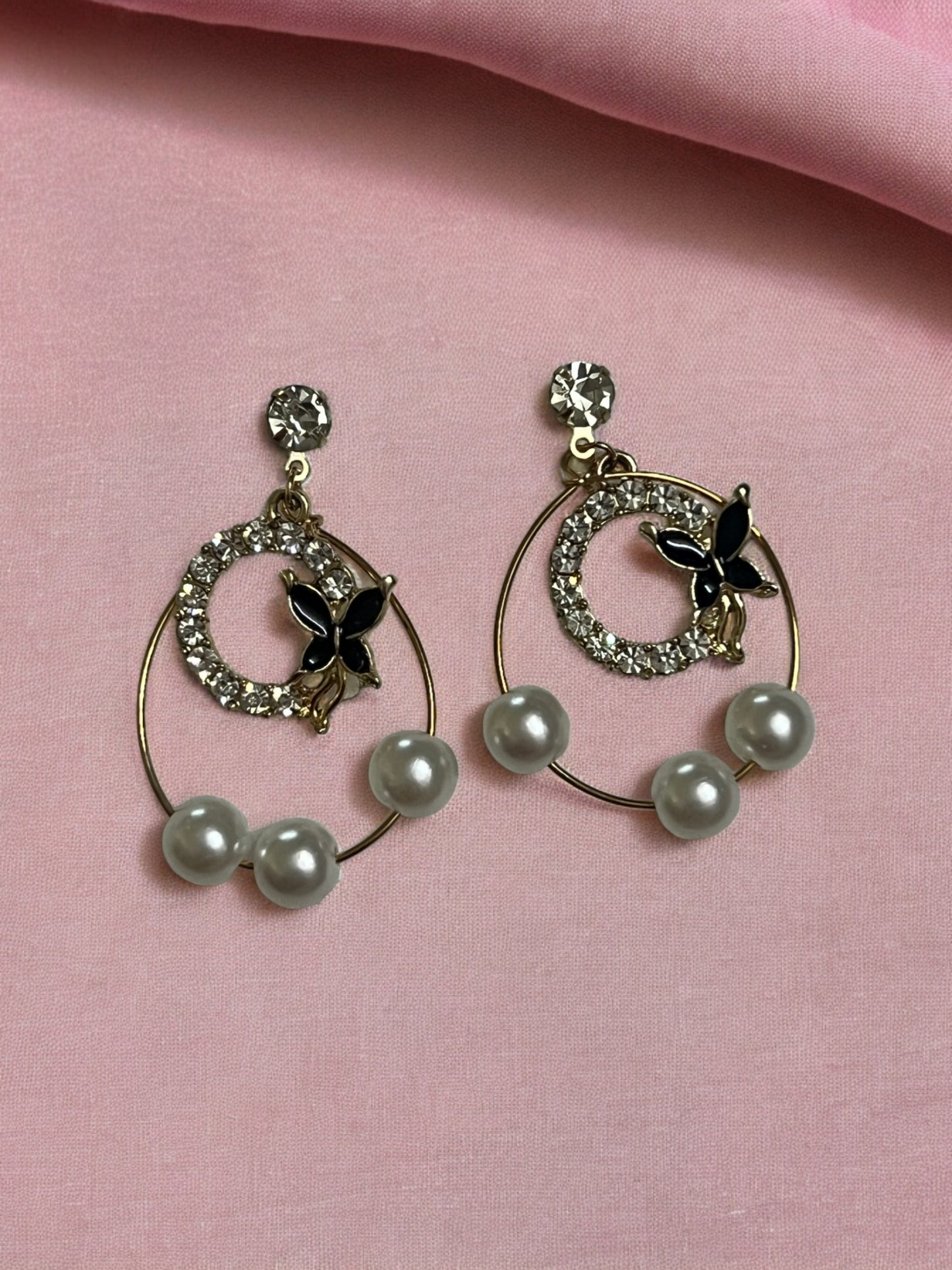 Ornafy Hanging with Diamonds Butterfly in Black and Pearl Earrings